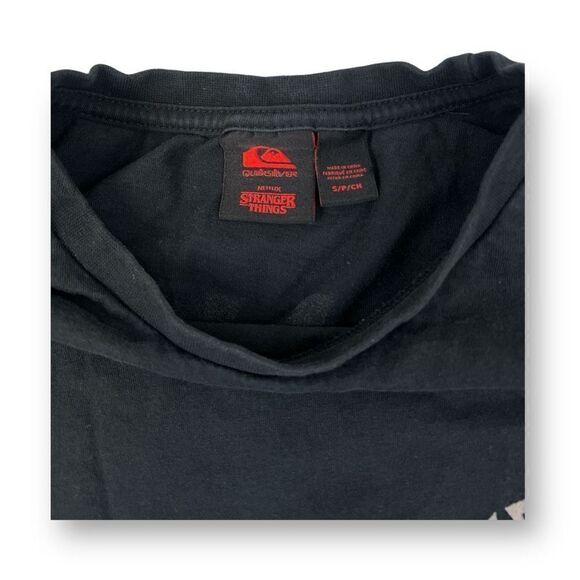 Quicksilver Stranger Things Hellfire Surf Club Size Small - Picture 5 of 6